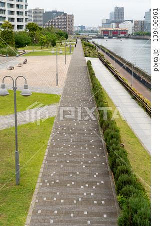 運河に沿って直線的に伸びる道路の風景 139406961