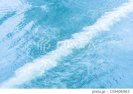 水面に浮かぶ白い泡が連なるラインのクローズアップ 水面に浮かぶ白い泡が連なるラインのクローズアップ 139406963