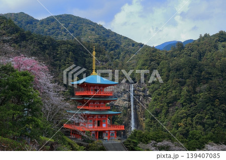 和歌山県那智勝浦町にある那智の滝 和歌山県那智勝浦町にある那智の滝 139407085