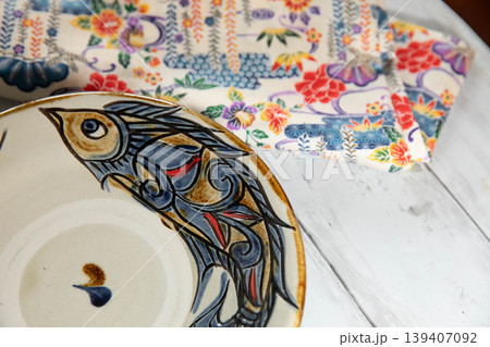 沖縄の伝統工芸品 やちむんの魚紋皿と紅型の布 沖縄の伝統工芸品 やちむんの魚紋皿と紅型の布 139407092