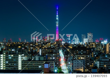 東京スカイツリーの夜景　ビル群と輝くイルミネーション 139407093