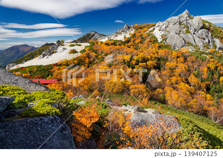 南アルプス・砂払岳から見る紅葉の鳳凰三山・薬師岳と観音岳 南アルプス・砂払岳から見る紅葉の鳳凰三山・薬師岳と観音岳 139407125
