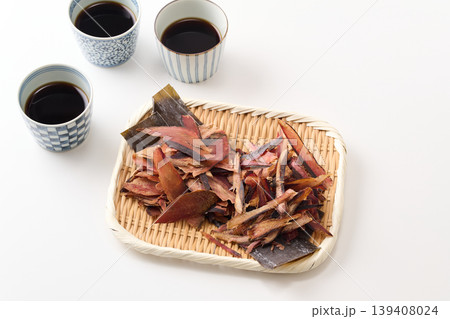 蕎麦ちょこに注いだ蕎麦つゆと出汁素材 (鰹厚削り、宗田節、羅臼昆布) 蕎麦ちょこに注いだ蕎麦つゆと出汁素材 (鰹厚削り、宗田節、羅臼昆布) 139408024