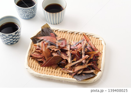 蕎麦ちょこに注いだ蕎麦つゆと出汁素材 (鰹厚削り、宗田節、羅臼昆布) 蕎麦ちょこに注いだ蕎麦つゆと出汁素材 (鰹厚削り、宗田節、羅臼昆布) 139408025