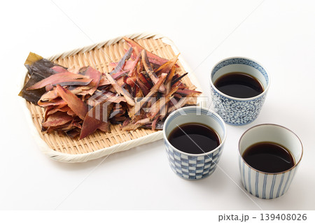 蕎麦ちょこに注いだ蕎麦つゆと出汁素材 (鰹厚削り、宗田節、羅臼昆布) 蕎麦ちょこに注いだ蕎麦つゆと出汁素材 (鰹厚削り、宗田節、羅臼昆布) 139408026