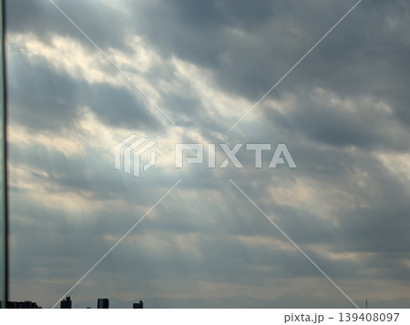 雲間から差し込む太陽光 139408097