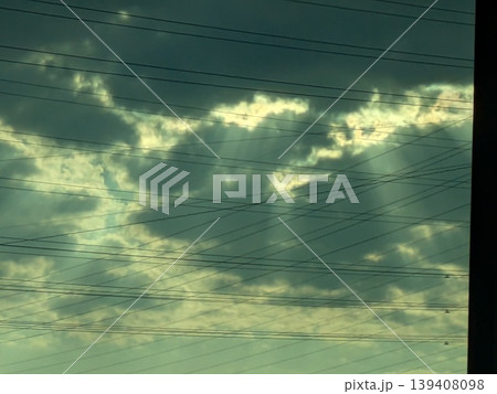 雲の隙間から降り注ぐ光 139408098
