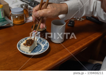 質素な食事を食べる高齢者 質素な食事を食べる高齢者 139408211