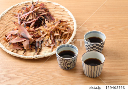蕎麦つゆと出汁素材（鰹節厚削り、宗田節、ざば節） 139408368