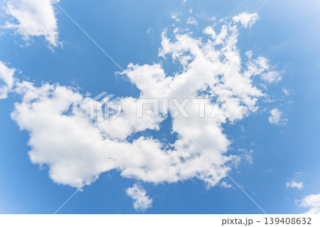 青空と白い雲 139408632