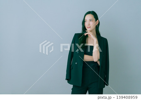 グレーバックの若い日本人女性の黒いスーツを着たファッションポートレート 139408959