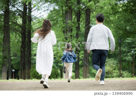 家族、新緑の公園で走る、かけっこする幸せなファミリーライフスタイル　全身の顔無しの後ろ姿 139408990