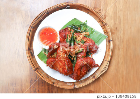 chicken wings or deep fried chicken , fried chicken and sauce 139409159