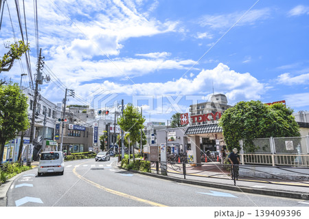 神奈川県川崎市の都市風景　梶が谷駅前の東急ストア 139409396