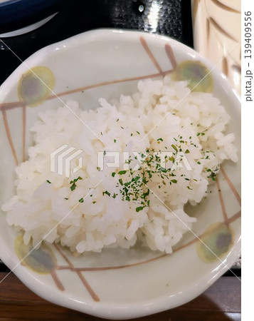 日本の飲食店の少なめのライスのクローズアップ 139409556