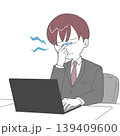 デスクワークで眼精疲労の男性 139409600