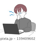 在宅ワークで眼精疲労の男性 139409602