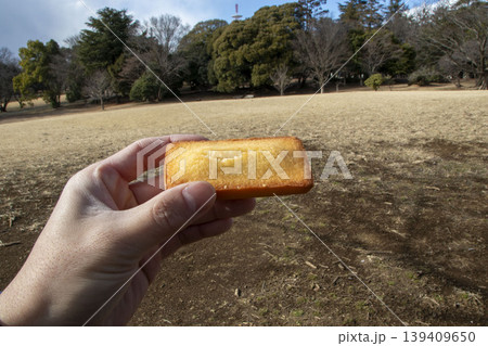 公園で食べるフィナンシェ 139409650