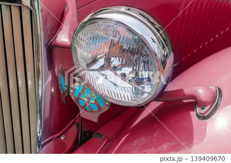 古い自動車のヘッドライト Headlight of the old car 古い自動車のヘッドライト Headlight of the old car 139409670