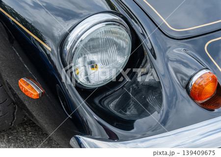 古い自動車のヘッドライト　Headlight of the old car 139409675