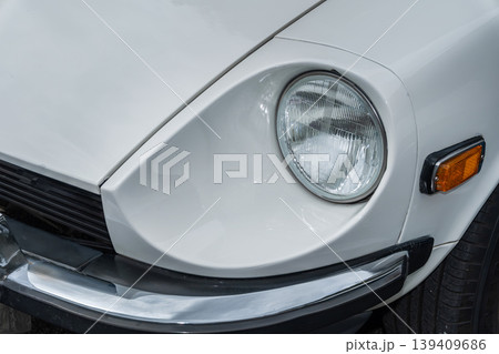 古い自動車のヘッドライト　Headlight of the old car 139409686