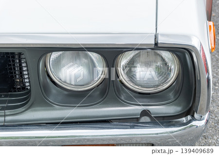 古い自動車のヘッドライト　Headlight of the old car 139409689