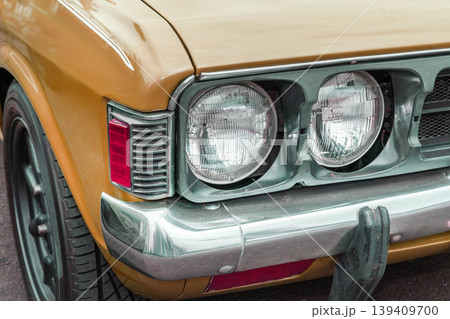 古い自動車のヘッドライト　Headlight of the old car 139409700