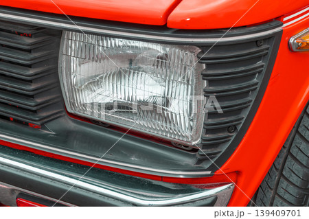 古い自動車のヘッドライト　Headlight of the old car 139409701