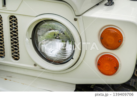 古い自動車のヘッドライト　Headlight of the old car 139409706