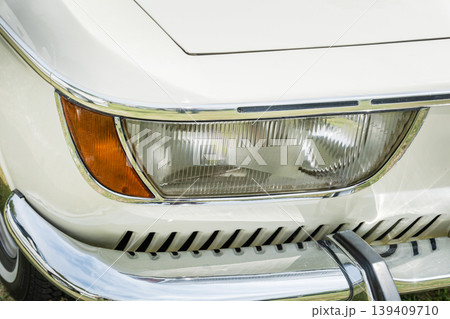 古い自動車のヘッドライト　Headlight of the old car 139409710