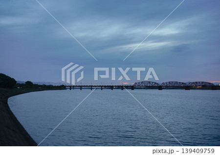 朝の河川敷にて 朝の河川敷にて 139409759