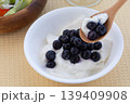 朝食のヨーグルトのブルーベリー乗せ 139409908