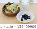 サラダとブルーベリーを乗せたヨーグルトと牛乳の健康的な朝食 139409909
