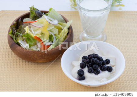 サラダとブルーベリーを乗せたヨーグルトと牛乳の健康的な朝食 139409909