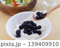 朝食のヨーグルトのブルーベリー乗せ 139409910