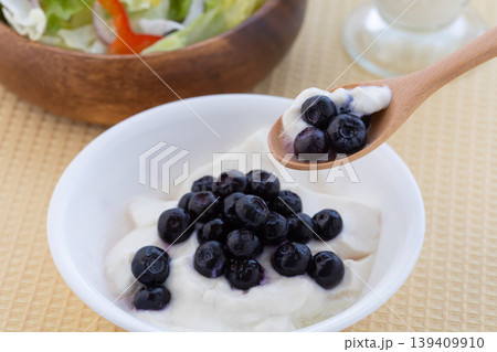朝食のヨーグルトのブルーベリー乗せ 朝食のヨーグルトのブルーベリー乗せ 139409910
