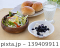 サラダとブルーベリーを乗せたヨーグルトと牛乳、パンの健康的な朝食 139409911