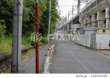 高架横のありふれた道 139410389