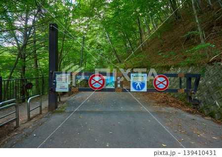 山梨県山梨市の西沢渓谷入口にある車両通行止めゲート 山梨県山梨市の西沢渓谷入口にある車両通行止めゲート 139410431