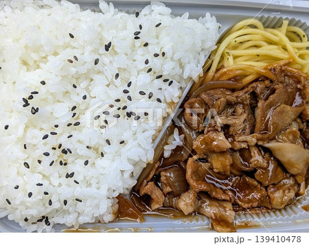 日本のコンビニの焼肉弁当のクローズアップ 日本のコンビニの焼肉弁当のクローズアップ 139410478