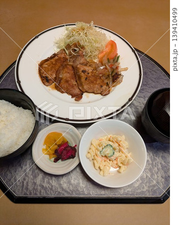 日本の飲食店の豚の生姜焼き定食 139410499