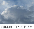 春の青空にまさに初夏の雲 139410550