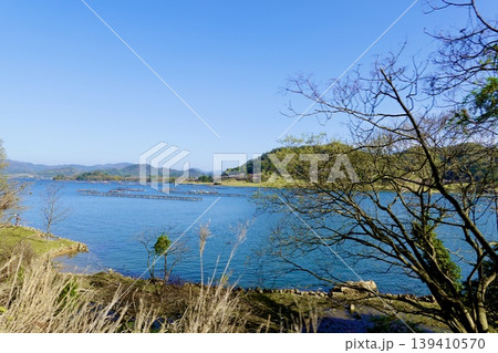 久美浜湾 久美浜気比線の須地から海を見た風景 京都府京丹後市久美浜町 久美浜湾 久美浜気比線の須地から海を見た風景 京都府京丹後市久美浜町 139410570