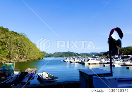 久美浜湾 久美浜気比線の須地の港に停泊する船を見た風景 京都府京丹後市久美浜町 久美浜湾 久美浜気比線の須地の港に停泊する船を見た風景 京都府京丹後市久美浜町 139410575