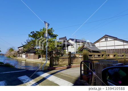 久美浜湾 久美谷川の橋のたもとから長明寺を見た風景 京都府京丹後市久美浜町 久美浜湾 久美谷川の橋のたもとから長明寺を見た風景 京都府京丹後市久美浜町 139410588
