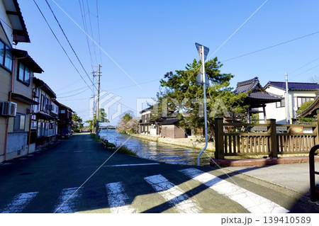 久美浜湾 久美谷川の橋のたもとから見た久美浜沿岸の商家建築群と街並み景観 京都府京丹後市久美浜町 久美浜湾 久美谷川の橋のたもとから見た久美浜沿岸の商家建築群と街並み景観 京都府京丹後市久美浜町 139410589
