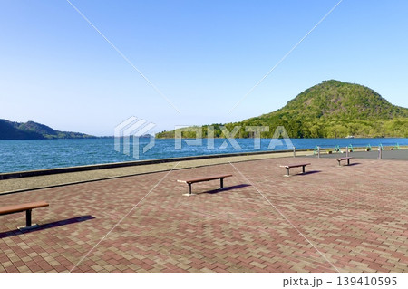 久美浜湾 国道178号線の十楽ひろばから久美浜湾と甲山を眺める風景 京都府京丹後市久美浜町 久美浜湾 国道178号線の十楽ひろばから久美浜湾と甲山を眺める風景 京都府京丹後市久美浜町 139410595
