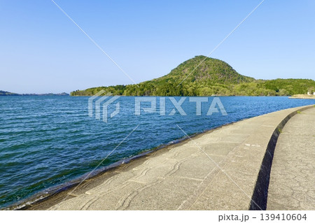 久美浜湾　国道178号線の十楽ひろばから久美浜湾と甲山を眺める風景　京都府京丹後市久美浜町 139410604