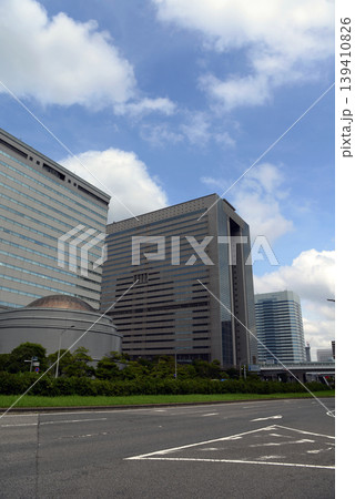 夏空を背景にした千葉県幕張新都心周辺のビル群 夏空を背景にした千葉県幕張新都心周辺のビル群 139410826