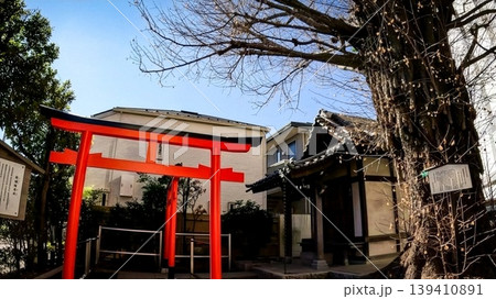 稼穡稲荷社の赤い鳥居と社殿(品川・東京) 稼穡稲荷社の赤い鳥居と社殿(品川・東京) 139410891